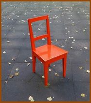 ...красный стул..., ещё одно странное сочетание?..